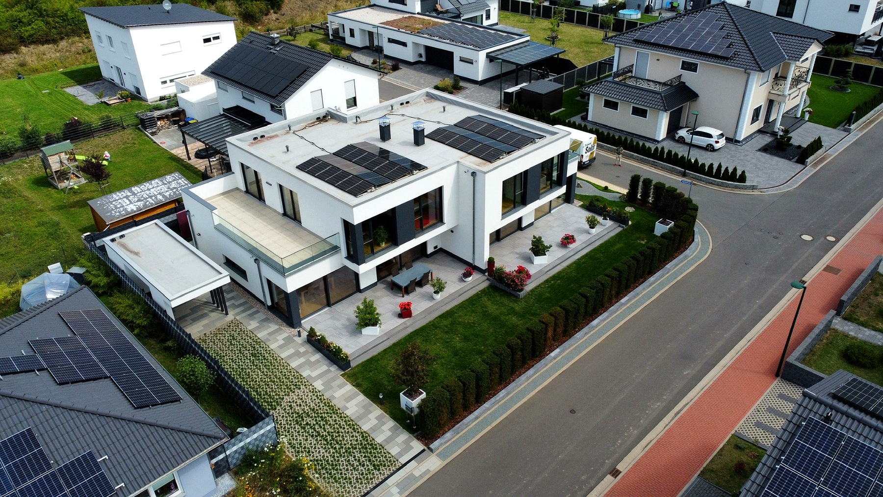 Moderne PV-Anlage auf Flachdach