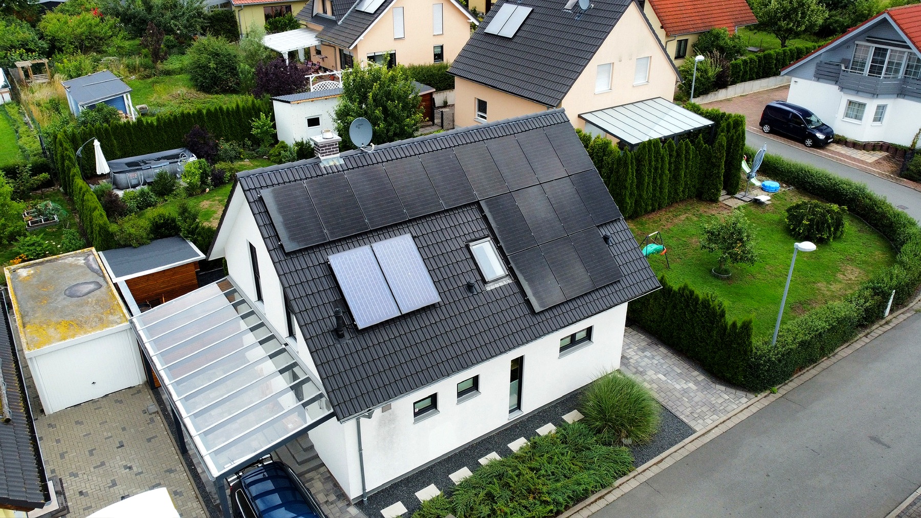 Drohnenaufnahme einer Photovoltaikanlage