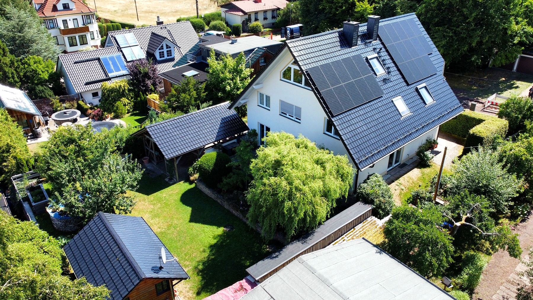 Photovoltaik-Anlage mit Gartenansicht